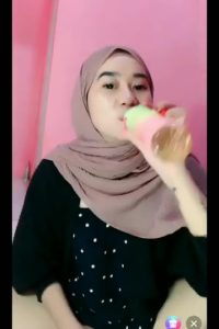 Amerlita Live Pake Hijab Remas Buah Dada