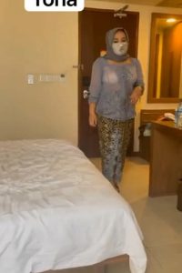 Bunda Kebaya Chek-in Melayani Brondong