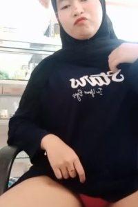 Cewek Jilbab Semok Ngangkang Sambil Jaga Toko