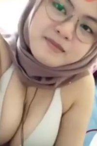 Jilbab Cantik Pakai Kacamata Show Toge