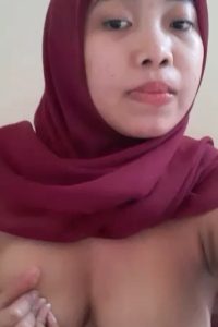 Jilbab Merah Nakal Pamer Buah Dada