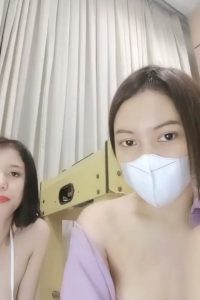 Lanny Live Biarkan Belahan Susu Terbuka