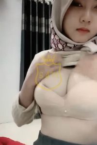 Nella Jilbab Cantik Keluarkan Susunya