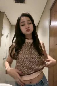 Tresna Cantik Show Angkat Baju Dikit