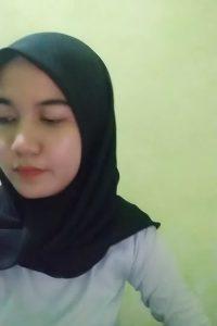 Lizza Jilbab Hitam Cantik Manis Pamer Uting