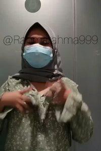 Rahma Jilbab Buka Baju Colmek Di Toilet