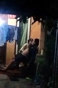 Ngintip Tetangga Lagi Selingkuh Depan Rumah