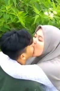 Cewek Hijab Nafsu Nyosor Banget Cium Pacarnya