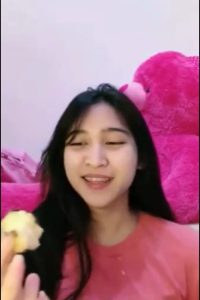 Si Cantik Makan Es Krim Lalu Bugil Omek