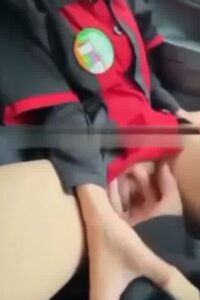 Kocok Memek Siswi Berjilbab Di Mobil